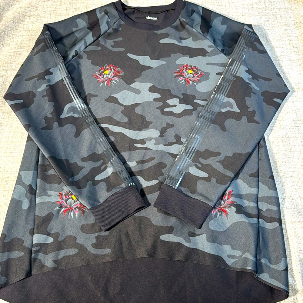 Ultracor longsleeve top. Size Large. P2P 20”. EUC
